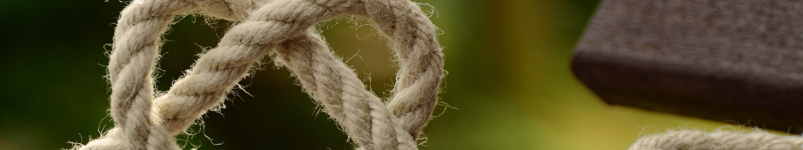 Braunes Seil Verheddert Und In Herzform Auf Brauner Holzschiene Geformt Braunes Seil Verheddert Und In Herzform Auf Brauner Holzschiene Geformt